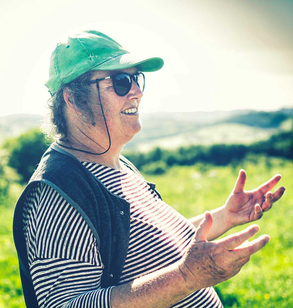 Irina Orlicek ueber Hochlandrinder © (c) Blühendes Österreich / Alex Papis Irina Orlicek ueber Hochlandrinder