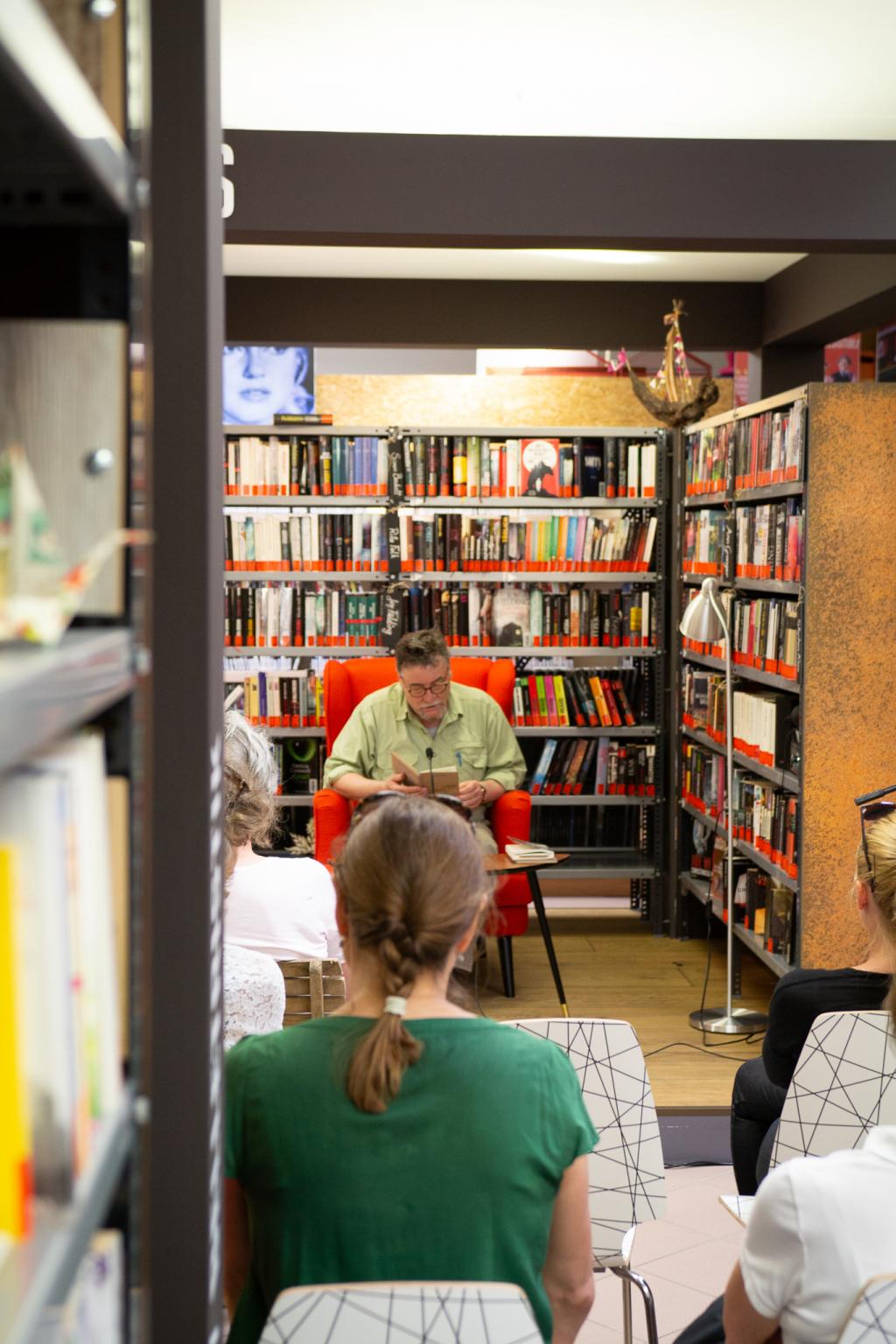 Eckhard Fuhr liest aus seinem neuen Buch "Schafe" © Verena Blöchl Eckhard Fuhr liest aus seinem neuen Buch "Schafe"