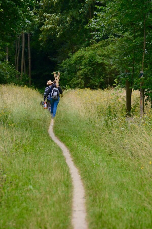 Die Freiwilligen tragen ihre Werkzeuge zur Fläche (c) Katharina Kropshofer © Die Freiwilligen tragen ihre Werkzeuge zur Fläche (c) Katharina Kropshofer