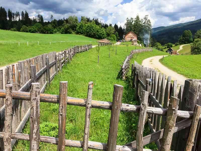 Streuobst-Schaugarten in Tamsweg: Alte Zaunformen umgeben hier alte Apfelsorten. © Uwe Grinzinger Streuobst-Schaugarten in Tamsweg: Alte Zaunformen umgeben hier alte Apfelsorten.