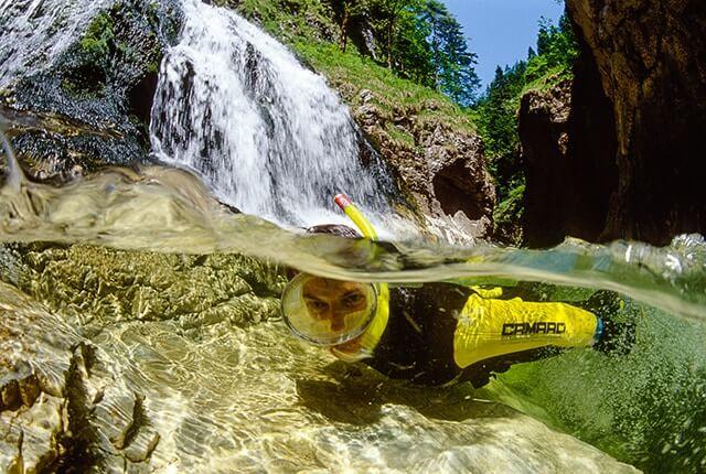 K-flussexpedition-in-die-unterwasserwalt-SchnorchlerBachSchlucht-c-thomas-aichinger © Thomas Aichinger Schnorcheln im Bach der Natur auf der Spur