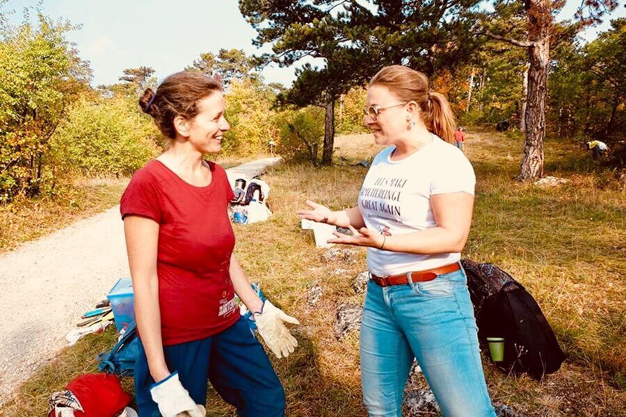 Irene Drozdowski und Manuela Achitz © Stephanie Fischer Irene Drozdowski und Manuela Achitz im Gespräch bei einem Pflegetermin