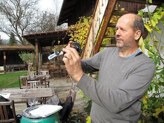 Otto Knaus und sein Refraktometer (c) Stefan Agenzy © Otto Knaus und sein Refraktometer (c) Stefan Agenzy