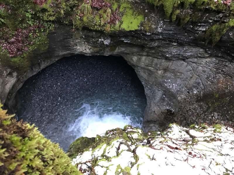 Tief unten in der Kessischlucht dreht sich das Wasser. Foto: Christina Schwann © Christina Schwann Tief unten in der Kessischlucht dreht sich das Wasser. Foto: Christina Schwann