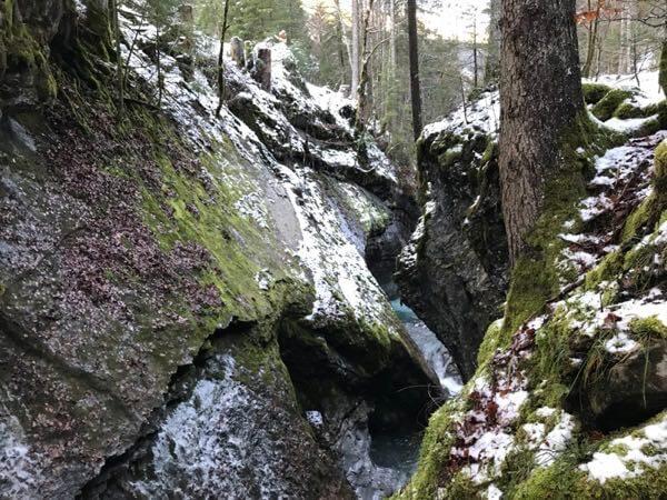 Schneeschuhwanderung Lutz, Die beeindruckende Kessischlucht ist nur wenige Meter breit. Foto: Christina Schwann © Schneeschuhwanderung Lutz, Die beeindruckende Kessischlucht ist nur wenige Meter breit. Foto: Christina Schwann Die beeindruckende Kessischlucht ist nur wenige Meter breit. Foto: Christina Schwann