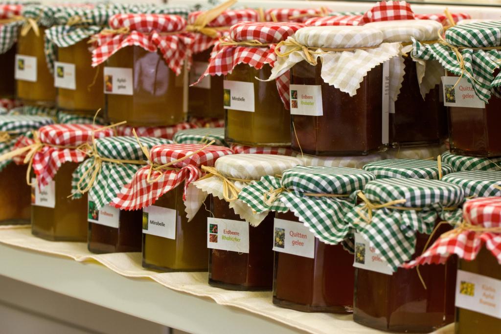 Marmelade aus heimischen Früchten auf dem Bauernmarkt