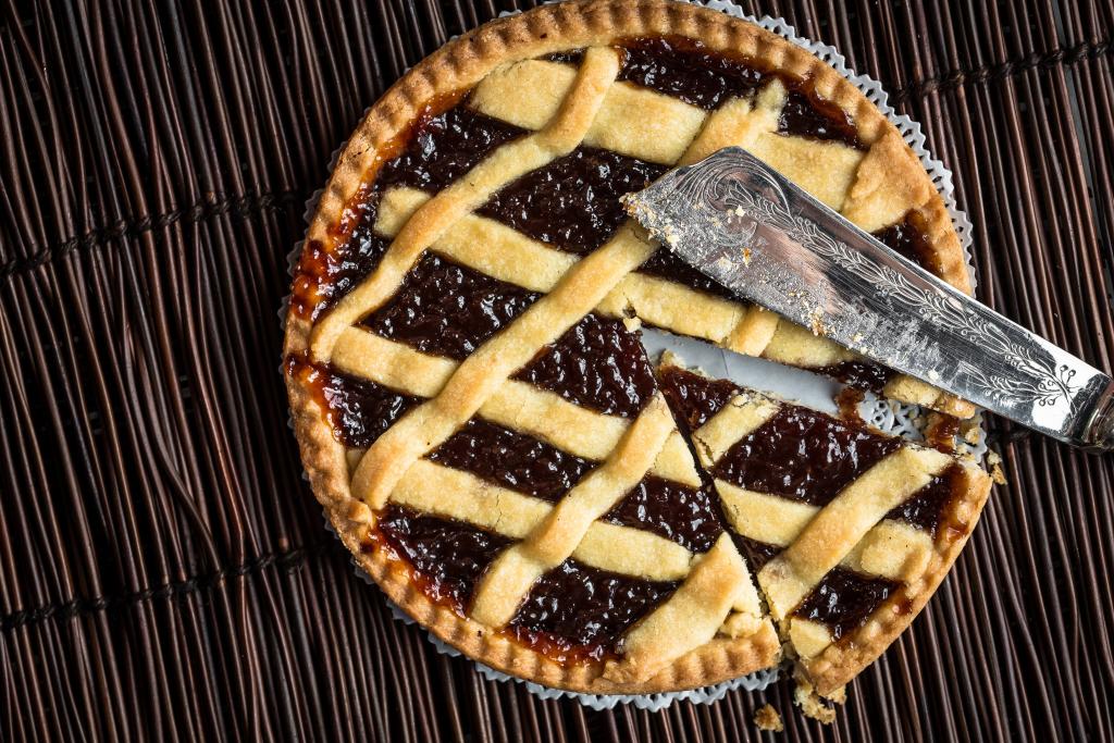 Linzertorte, eine typisch österreichische Spezialität mit Marmelade