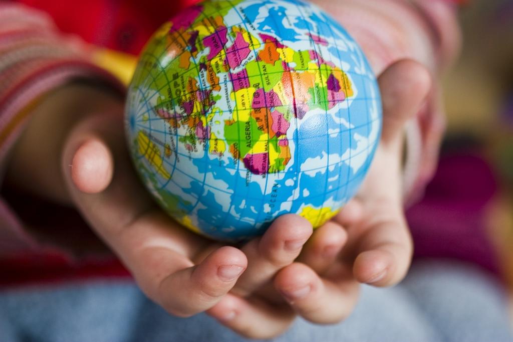 Würden alle Menschen so leben wie wir in Österreich, bräuchten wir drei Planeten Erde. © (c) pixabay.com Kleiner Globus & Hände