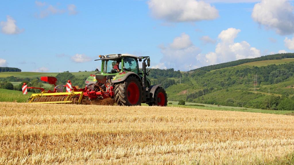 Die Vorräte der Natur sind immer schneller erschöpft. © (c) pixabay.com Traktor am Acker