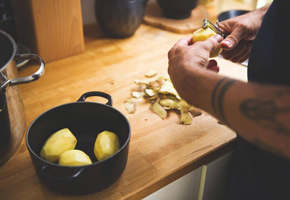 Kartoffel schälen und kochen