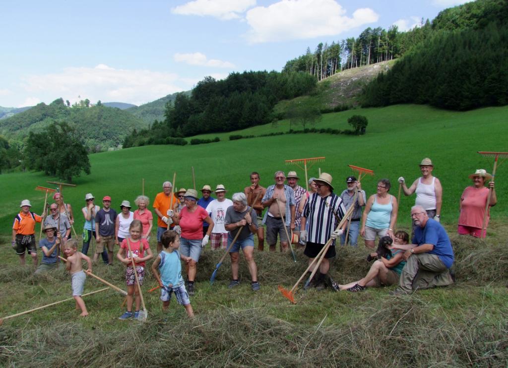 Ein Arbeitstrupp der Bergma(n)dl im Himmelreichbiotop mit Blick auf den Georgenberg © W. Bejvl Ein Arbeitstrupp der Bergma(n)dl im Himmelreichbiotop mit Blick auf den Georgenberg