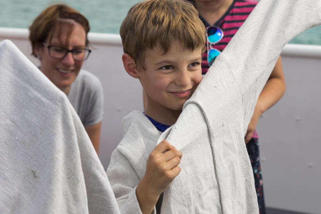 KInd auf Atterse-Schiffsexpedition im Steinzeitgewand aus Flachs