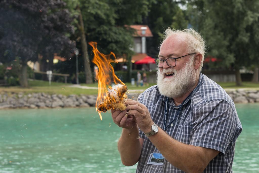 © Uwe Grinzinger Mit Feuerstein wird ein Feuer entfacht