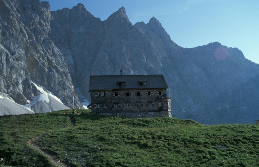 Die Falkenhütte vor den Lalidererwänden © Ch. Schwann Die Falkenhütte vor den Lalidererwänden