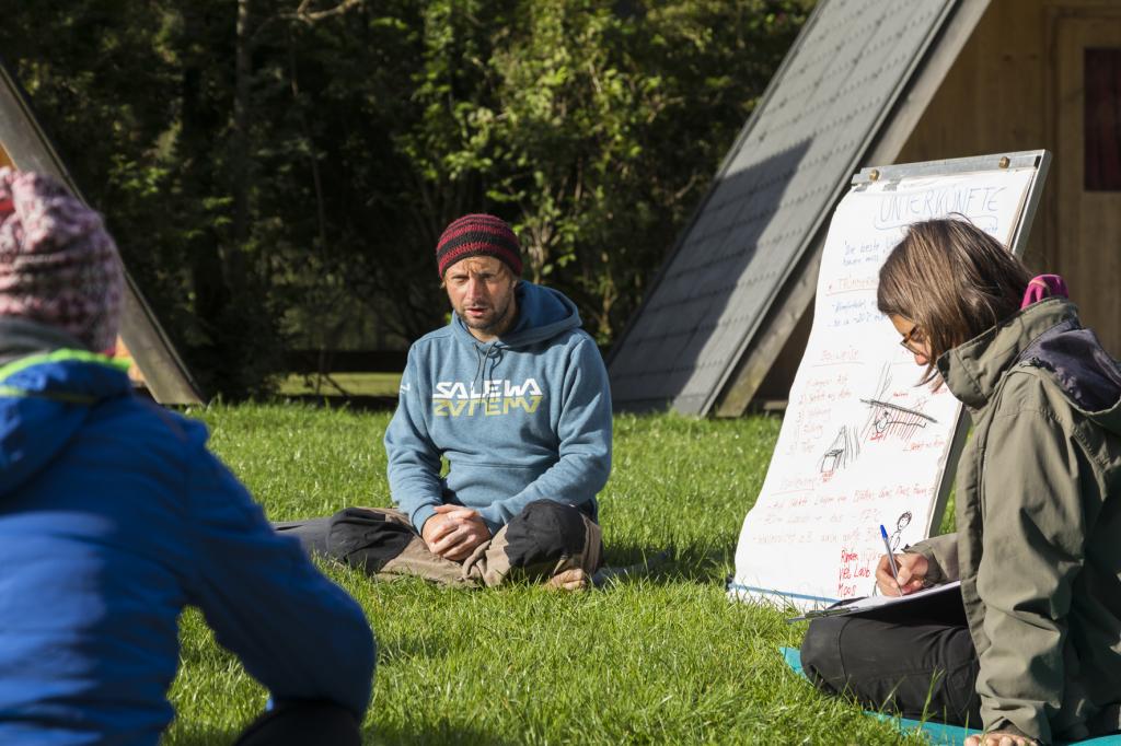 Wildniskurs Basic: Kursleiter erklärt Bau einer Trümmerhütte © Uwe Grinzinger Wildniskurs Basic: Kursleiter erklärt Bau einer Trümmerhütte