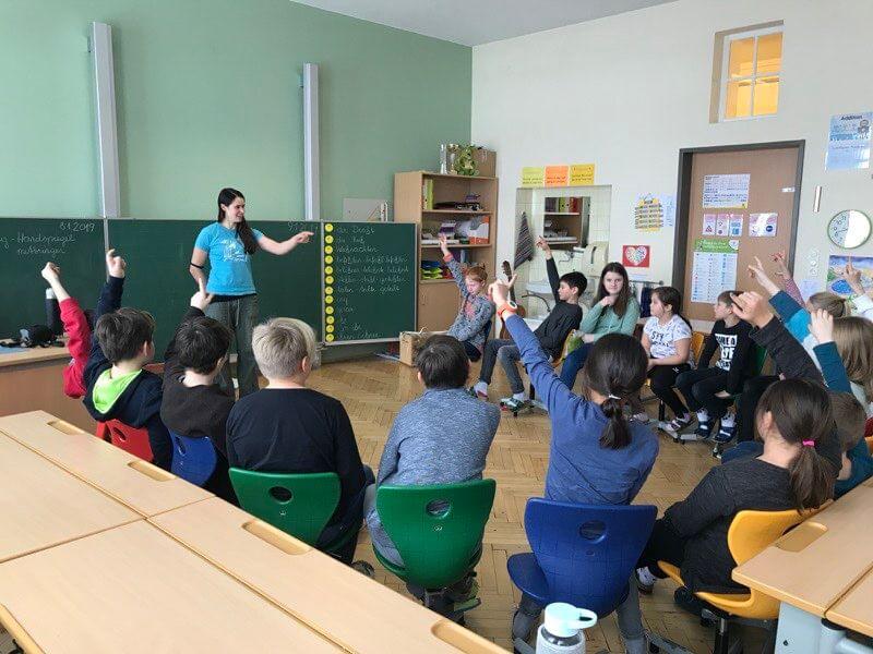 Alte Legenden können die Kinder der 4a in Absam nicht einschüchtern - sie wissen schon sehr viel über die Fledermaus © Ch. Schwann Alte Legenden können die Kinder der 4a in Absam nicht einschüchtern - sie wissen schon sehr viel über die Fledermaus © Ch. Schwann