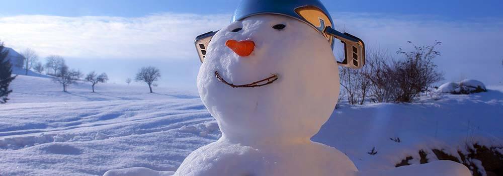 Schneemann mit Topf am Kopf im Schnee