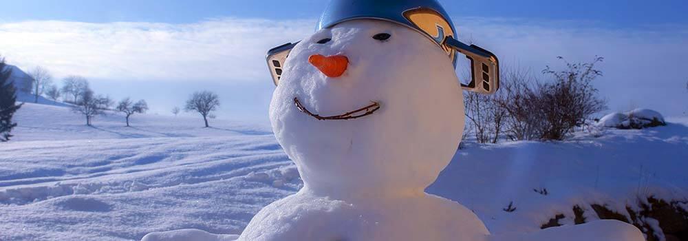 Veranstaltungstipps Winter © Pixabay Schneemann mit Topf am Kopf im Schnee