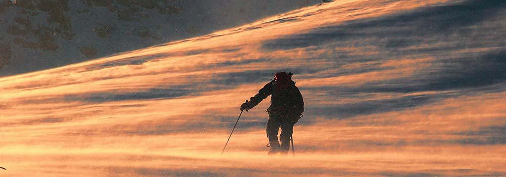 Mann wandert im Schnee