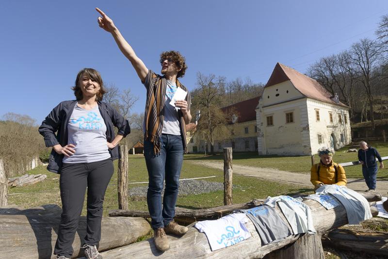 Stefan Glaser und Sibylle Steidl von der Initiative "Lebendiger Kamp" erläutern die Sachlage © Matthias Schickhofer Stefan Glaser und Sibylle Steidl von der Initiative "Lebendiger Kamp" erläutern die Sachlage