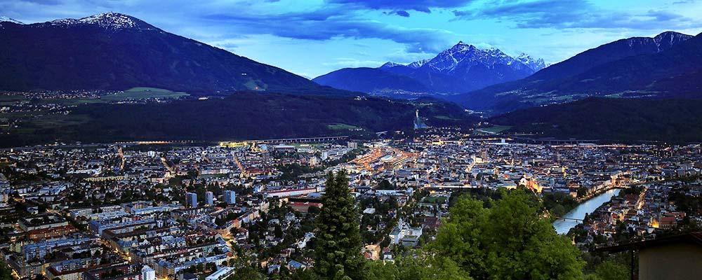 Innsbruck, Luftaufnahme in der Abenddämmerung