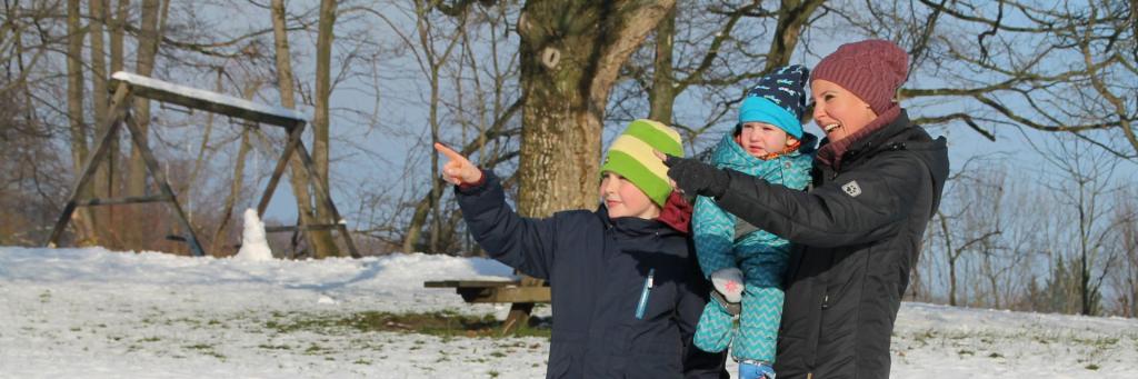 Birdlife © Schreiner Familie im schneebedeckten Wald
