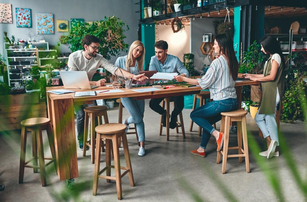 Junge Leute entwickeln Projektideen © 4 PM Production/www.shutterstock.com Junge Menschen arbeiten gemeinsam an einem Projekt