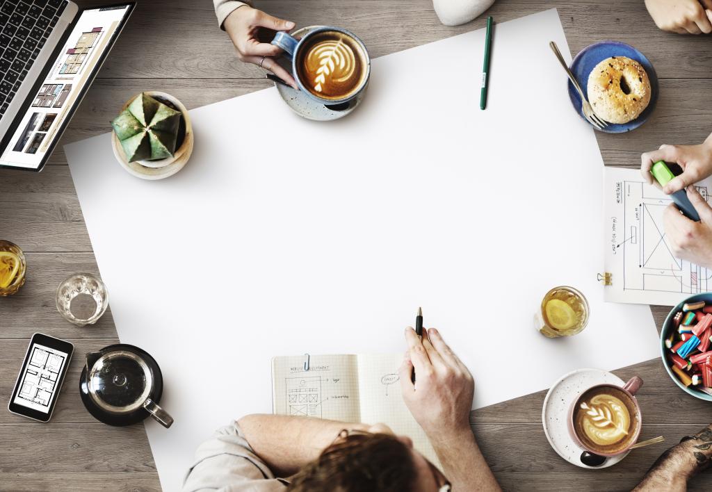 Brainstorming vor leerem Blatt Papier bei Kaffee