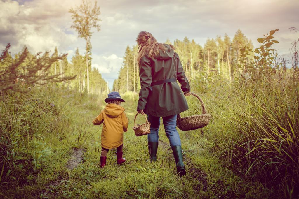 © ArtMarie / www.gettyimages.com Mutter und Kind beim Pilze suchen