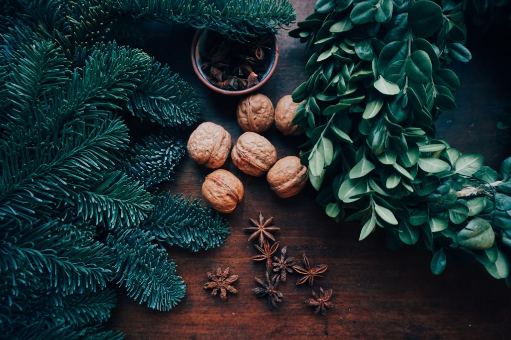 Natürliche Weihnachtsdekoration © Merethe Svarstad Eeg / EyeEm / www.gettyimages.com Nüsse, Sternanis, Tannenzweige auf Holztisch
