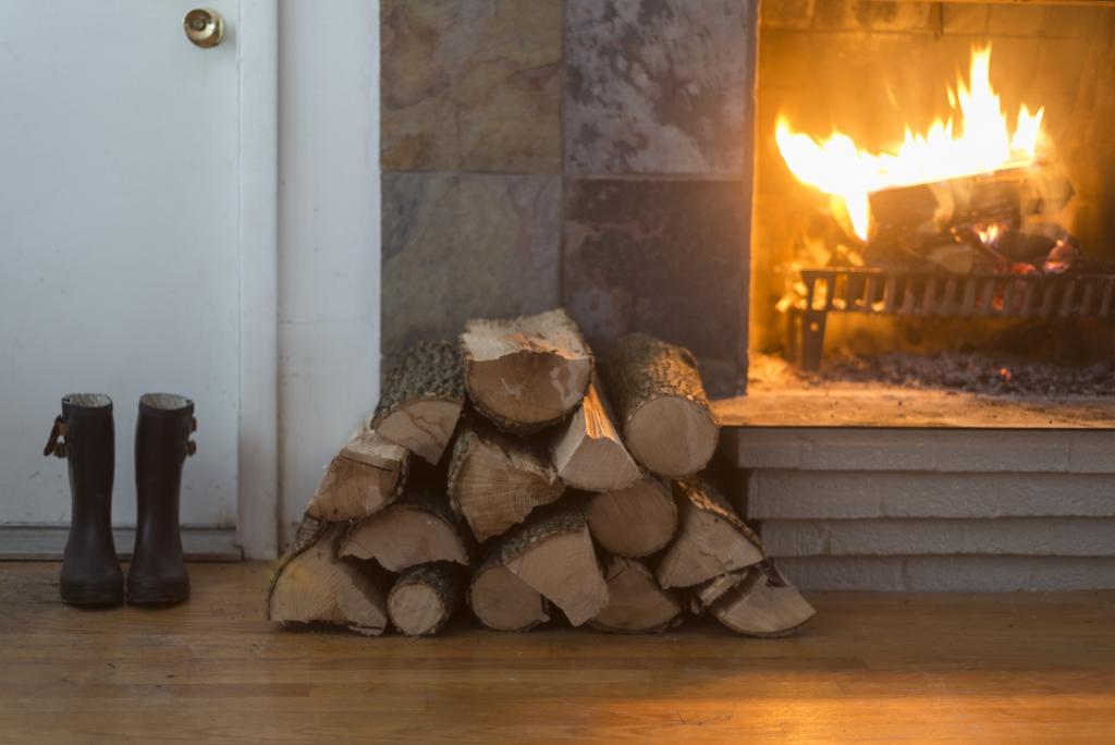 Offener Kamin © huephotography / www.gettyimages.com Feuer in offenem Kamin mit aufgeschlichteten Holzscheiten