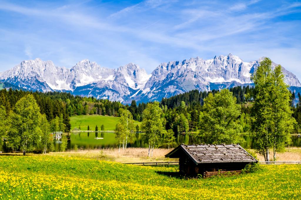 Wilder Kaiser © fottoo - stock.adobe.com Eine Bergkette mit etwas, Wald, Wiesen und Weiden