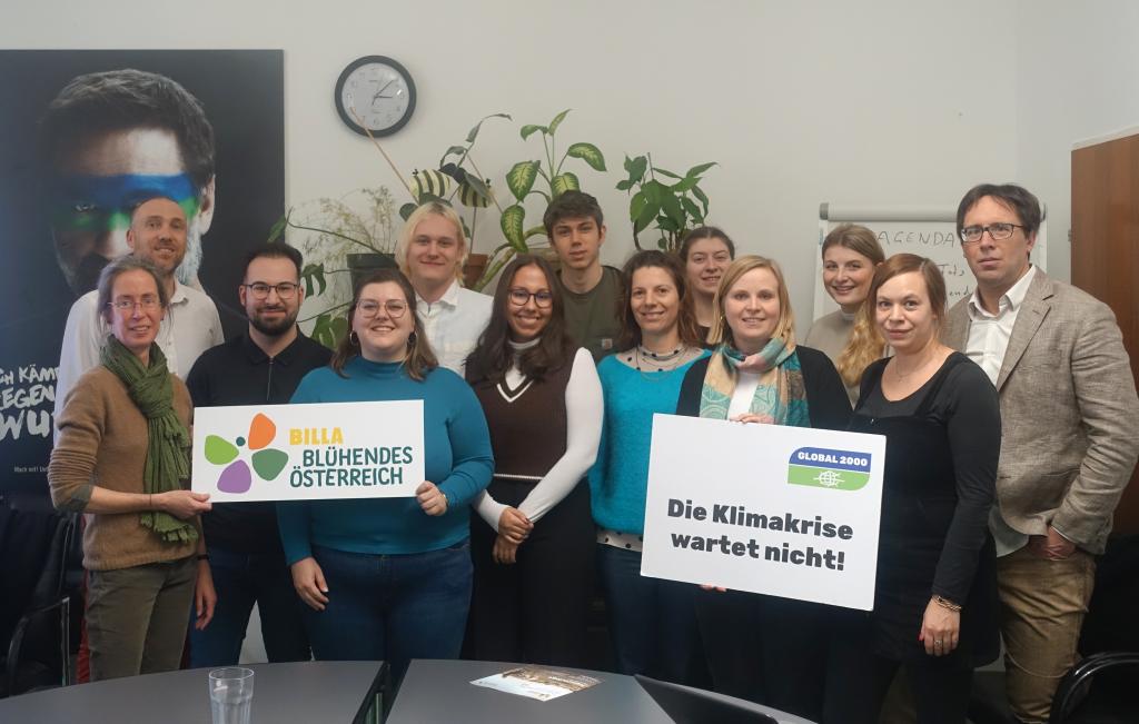 v.l.n.r.: Ines Lemberger (Blühendes Österreich), Ronald Würflinger (Generalsekretär Blühendes Österreich), Tayfun Arslan (Jury), Lena Rauter (Jury), Fabijan Schauer (Freiwilliges Umweltjahr bei Blühendes Österreich), Sophie Krabina (Jury), Jonas Fertl (Jury), Judith Terlizzi (Blühendes Österreich), Sabrina Prochaska (Jury), Agnes Zauner (Geschäftsführerin GLOBAL 2000), Alexandra Hilkenmeier (Jury), Ruth Rohrmoser (GLOBAL 2000), Klaus Kastenhofer (Moderation) © Blühendes Österreich Junge Jury