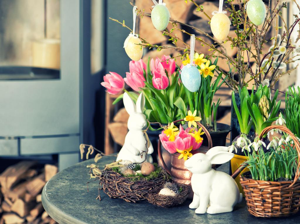 © LiliGraphie / www.gettyimages.com Osterdekoration mit Tulpen und Narzissen