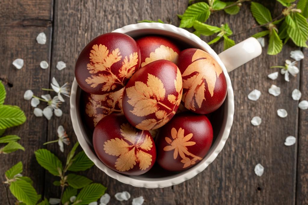 Ostereier mit Zwiebel gefärbt, mit Blattmuster