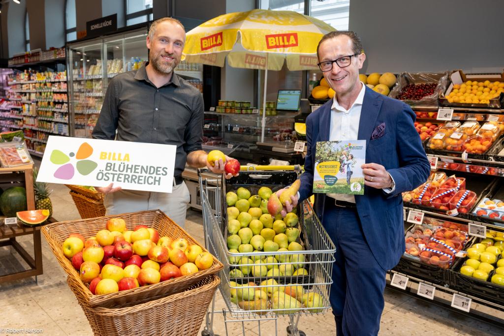 Ronald Würflinger (Generalsekretär Blühendes Österreich) & Robert Nagele (BILLA Vorstand) © Robert Harson 2 Personen mit Äpfel und Birnen