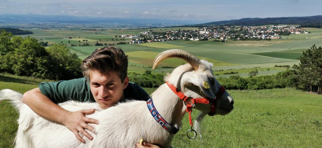 Emanuel Wanas mit einer Kaschmirziege © Familie Wanas Emanuel Wanas