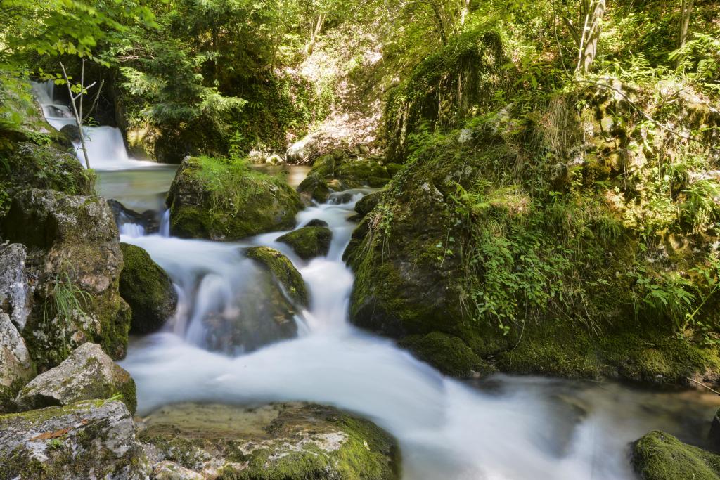 Myrafälle © mauritius images / Sonja Jordan / imageBROKER Wasserfall im Grünen