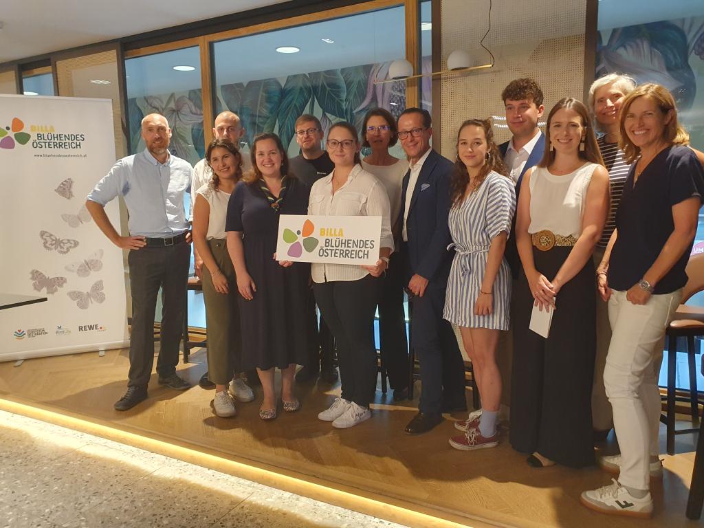 v.l.n.r.: Ronald Würflinger (Generalsekretär BILLA Stiftung Blühendes Österreich), Simon Erharth (Preisträger Changemaker #nature 2022), Sophie Plaß (Landesleiterin-Stellvertreterin der Wiener Landjugend & Junggärtner und Jurymitglied), Andrea Jenny (Preisträgerin Changemaker #nature 2022), Thomas Weber (Journalist, Autor & Herausgeber „biorama“ Magazin), Melanie Klauda (BILLA Lehrling & Jurymitglied), Gabriele Obermayr (Klimaschutzministerium), Robert Nagele (BILLA Vorstand), Lena Schilling (Klimaaktivisti