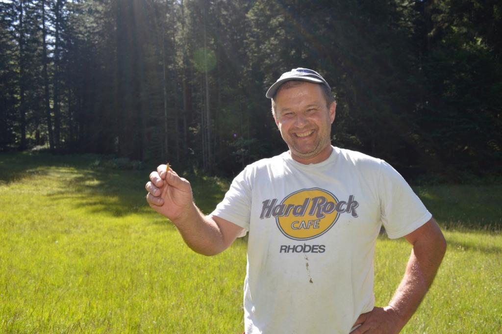 © Jolanda Tomaschek Robert Nesensohn hält Heuschrecke in der Hand