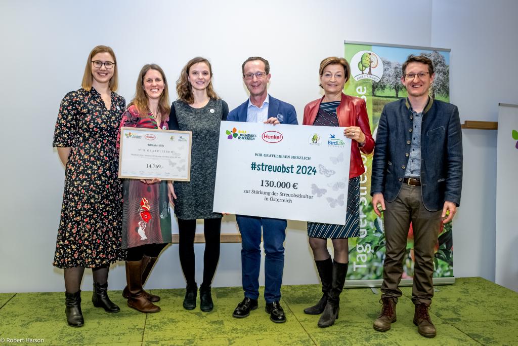Michaela Burger, Katja Arzberger Viktoria Matejka (Vorstand ObstStadt Wien), Robert Nagele (BILLA Vorstand), Birgit Rechberger-Krammer (Präsidentin Henkel in Österreich), Rainer Silber (Obmann Stv. ARGE Streuobst) © Robert Harson Michaela Burger, Katja Arzberger Viktoria Matejka (Vorstand ObstStadt Wien), Robert Nagele (BILLA Vorstand), Birgit Rechberger-Krammer (Präsidentin Henkel in Österreich), Rainer Silber (Obmann Stv. ARGE Streuobst)