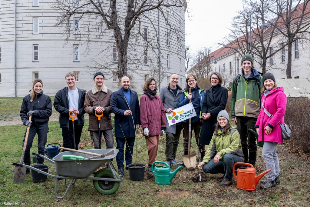 Andrea Richter (Öko Campus Wien), Fabijan Schauer (Jurymitglied Changemaker #nature), Julian Hasenbichler (Öko Campus Wien), Hamed Mohseni (BILLA Vertriebsdirektor), Kristina Feldhammer (Öko Campus Wien), Ronald Würflinger (Generalsekretär Blühendes Österreich), Simon Maynollo (Öko Campus Wien), Gabriele Obermayr (Klimaschutzministerium), Isa Klebinger (Öko Campus Wien), Thomas Holzer (Öko Campus Wien), Judith Terlizzi (Blühendes Österreich) © Robert Harson/Blühendes Österreich Gruppe bei Pflanzaktion am Uni Campus Wien