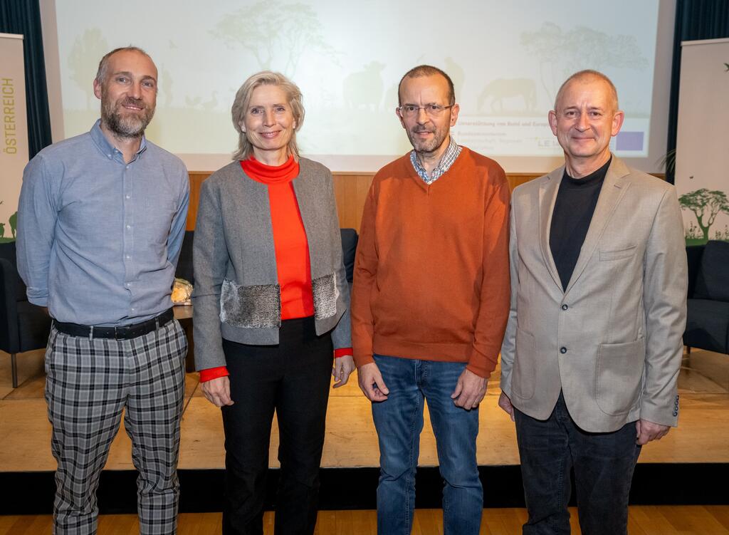 Ronald Würflinger, Tanja Dietrich-Hübner, Lukas Weber-Hajszan, Wolfgang Suske © Robert Harson Ronald Würflinger (Generalsekretär Blühendes Österreich), Tanja Dietrich-Hübner (Vorständin von Blühendes Österreich und Senior Adviser Sustainability der REWE Int. AG), Lukas Weber-Hajszan (Abteilung „Agrarumwelt (ÖPUL), Bergbauern und Benachteiligte Gebiete, Biologische Landwirtschaft“, Bundesministerium für Land- und Forstwirtschaft, Regionen und Wasserwirtschaft), Wolfgang Suske (Suske Consulting)