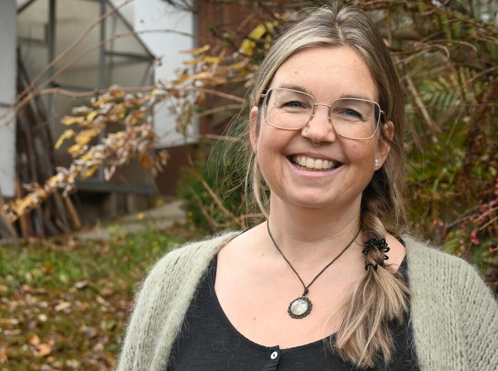 Frau schaut in die Kamera