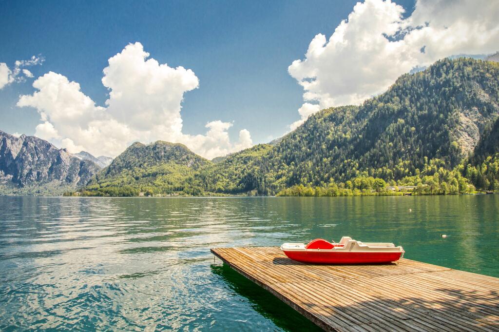 Steg mit Tretboot drauf und dahinter der Attersee