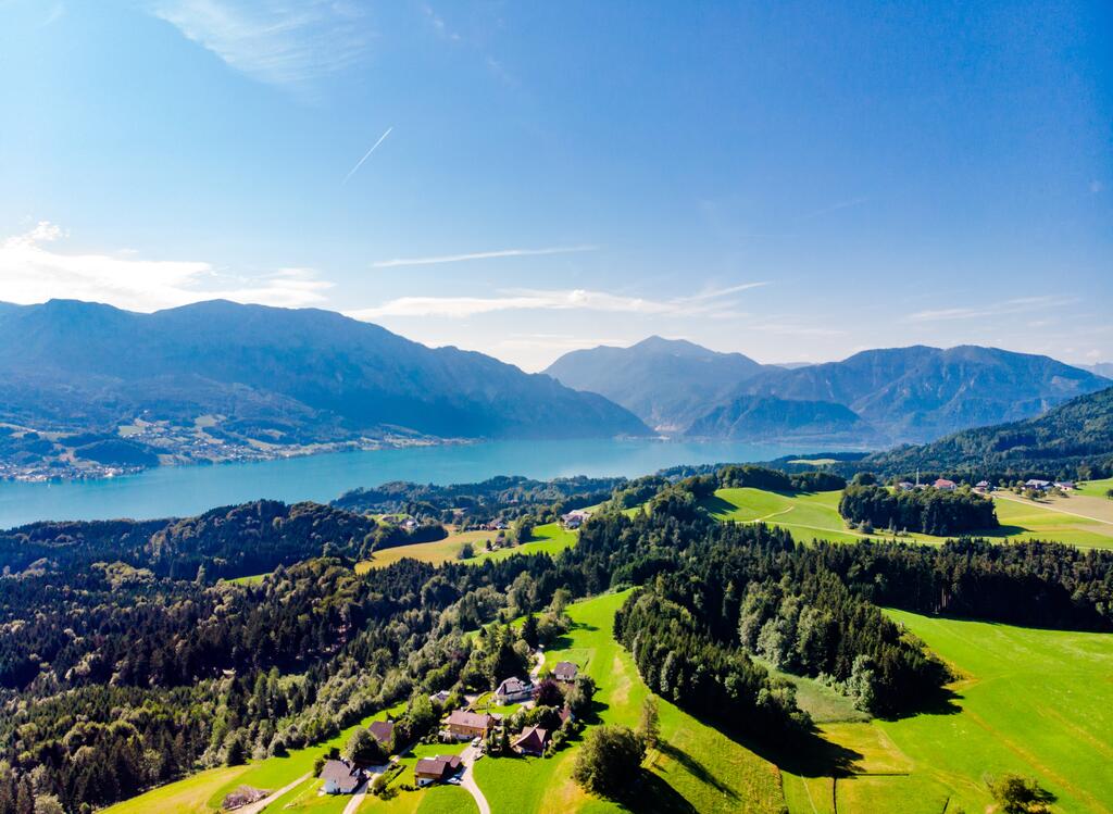 Attersee im Salzkammergut mit der Landschaft auf einem Bild