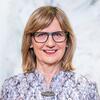 Eine Frau mit Brille und blonden Haaren