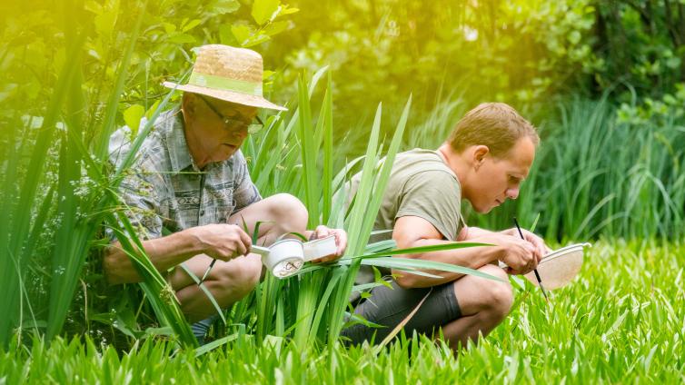 Naturwissenschaftler im Freien