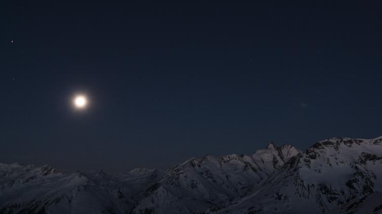 Mondnacht in den schneebedeckten Bergen