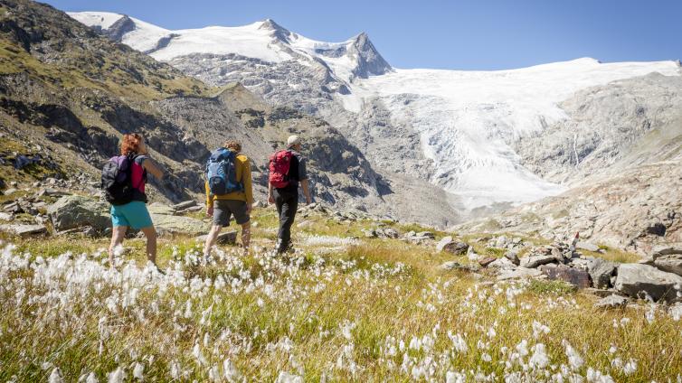 Wandern in der Hochgebirgs-Landschaft